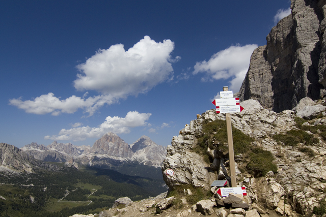 2011-08-24_11-04-04 cadore.jpg - Wegweiser am Forc. Giau